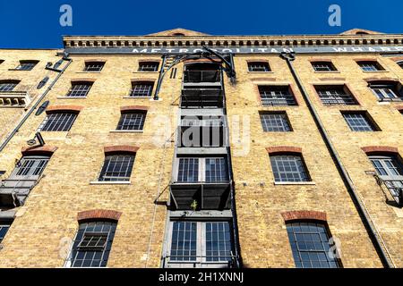 Außenansicht des umgebauten Lagerhauses Metropolitan Wharf, Wapping Wall, London, Großbritannien Stockfoto