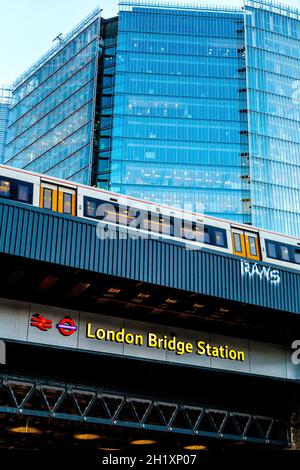 Zug- und Glasarchitektur am Bahnhof London Bridge, Southwark, London, Großbritannien Stockfoto