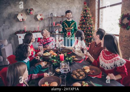 Foto Porträt Vater erzählt Toast auf Weihnachten halten Glas Champagner feiern mit der ganzen Familie Stockfoto