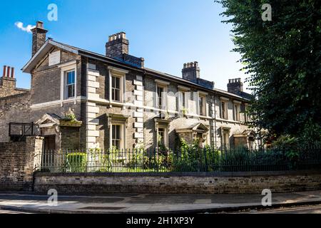 Lady Micos Almshäuser, Reihenhäuser, die im 17. Jahrhundert für arme Witwen gebaut wurden, Stepney Green, London, Großbritannien Stockfoto