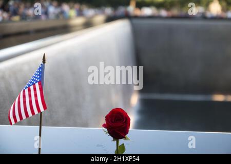 NEW YORK, USA - 08. Sep 2006: Nahaufnahme der US-Flagge und der roten Rose im 9/11 Memorial & Museum in New York. Stockfoto