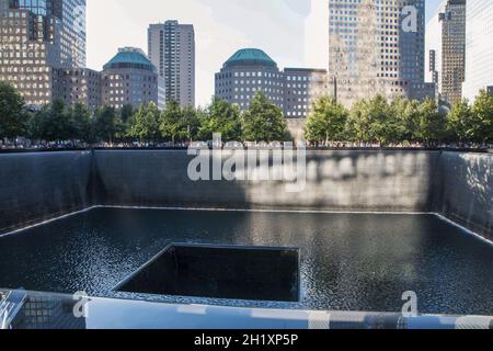 NEW YORK, USA - 08. Sep 2006: Ein Bild von 9/11 Memorial & Museum, New York, voller Menschen. Stockfoto