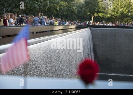 NEW YORK, USA - 08. Sep 2006: Ein Bild des 9/11 Memorial & Museum in New York mit Menschenmassen. Stockfoto