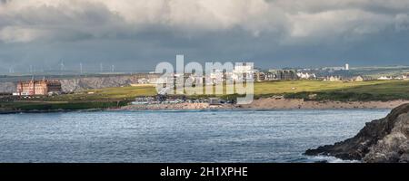 Ein Panoramablick auf die Fistral Bay vom gesamten Point East in Newquay in Cornwall. Stockfoto