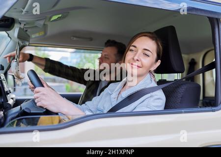 Ehepaar mittleren Alters im Auto, Frau Fahrer Mann auf dem Beifahrersitz Stockfoto