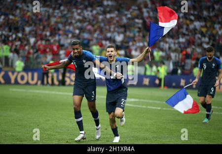 Weltmeister Frankreich feiert .. Presnel Kimpembe of France Lucas Hernandez of France WM Finale Frankreich - Kroatien 4:2 Finale der Fußballweltmeisterschaft in Moskauer Luzhniki Stadium Fussball Weltmeisterschaft Russland 2018 FIFA World Cup Russia 2018 © diebilderwelt / Alamy Stock Stockfoto