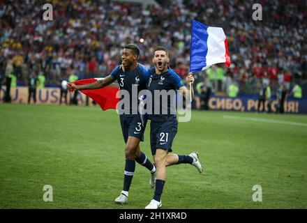 Weltmeister Frankreich feiert .. Presnel Kimpembe of France Lucas Hernandez of France WM Finale Frankreich - Kroatien 4:2 Finale der Fußballweltmeisterschaft in Moskauer Luzhniki Stadium Fussball Weltmeisterschaft Russland 2018 FIFA World Cup Russia 2018 © diebilderwelt / Alamy Stock Stockfoto