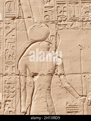 Altägyptische Wandmalereien und Schriften an den Steinmauern des Karnak-Tempels in Luxor Stockfoto