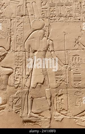 Altägyptische Wandmalereien und Schriften an den Steinmauern des Karnak-Tempels in Luxor Stockfoto