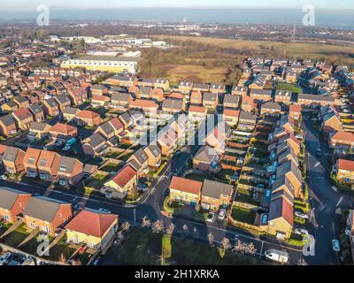 Antenne Häuser Wohn- britische England Drone Oben anzeigen Summer Blue Sky Immobilienmakler Stockfoto