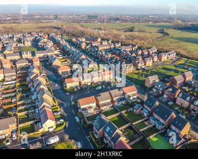 Antenne Häuser Wohn- britische England Drone Oben anzeigen Summer Blue Sky Immobilienmakler Stockfoto