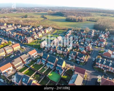 Antenne Häuser Wohn- britische England Drone Oben anzeigen Summer Blue Sky Immobilienmakler Stockfoto