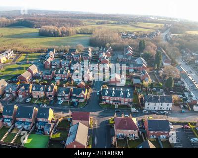 Antenne Häuser Wohn- britische England Drone Oben anzeigen Summer Blue Sky Immobilienmakler Stockfoto