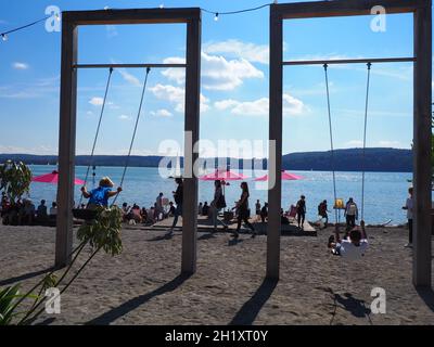 UEBERLINGEN, DEUTSCHLAND - 18. Sep 2021: Ein Besucherfoto am Ufer des Bodensees auf der Bundesgartenschau Stockfoto