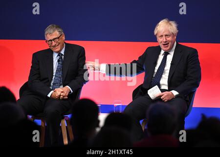 Premierminister Boris Johnson (rechts) tritt im Gespräch mit dem amerikanischen Geschäftsmann Bill Gates während des Global Investment Summit im Science Museum, London, auf die Bühne. Bilddatum: Dienstag, 19. Oktober 2021. Stockfoto