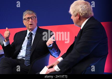 Premierminister Boris Johnson (rechts) tritt im Gespräch mit dem amerikanischen Geschäftsmann Bill Gates während des Global Investment Summit im Science Museum, London, auf die Bühne. Bilddatum: Dienstag, 19. Oktober 2021. Stockfoto