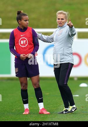 Die englische Managerin Sarina Wiegman spricht mit Nikita Parris (links) während einer Trainingseinheit im St. George's Park, Burton upon Trent. Bilddatum: Dienstag, 19. Oktober 2021. Stockfoto