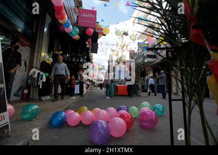 Westufer, Nablus, Palästina. Oktober 2021. Palästinenser feiern den Geburtstag des Propheten. Palästinenser schmücken die Straßen der Altstadt von Nablus anlässlich des Geburtstages des Propheten. Muslime feiern den Geburtstag des Propheten jedes Jahr am zwölften von Rabi' al-Awwal, dem dritten Monat des islamischen Kalenders. Kredit: Nasser Ishtayeh/ZUMA Wire/Alamy Live Nachrichten Stockfoto