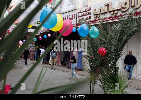 Westufer, Nablus, Palästina. Oktober 2021. Palästinenser feiern den Geburtstag des Propheten. Palästinenser schmücken die Straßen der Altstadt von Nablus anlässlich des Geburtstages des Propheten. Muslime feiern den Geburtstag des Propheten jedes Jahr am zwölften von Rabi' al-Awwal, dem dritten Monat des islamischen Kalenders. Kredit: Nasser Ishtayeh/ZUMA Wire/Alamy Live Nachrichten Stockfoto