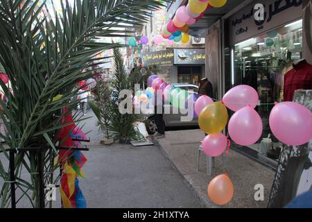 Westufer, Nablus, Palästina. Oktober 2021. Palästinenser feiern den Geburtstag des Propheten. Palästinenser schmücken die Straßen der Altstadt von Nablus anlässlich des Geburtstages des Propheten. Muslime feiern den Geburtstag des Propheten jedes Jahr am zwölften von Rabi' al-Awwal, dem dritten Monat des islamischen Kalenders. Kredit: Nasser Ishtayeh/ZUMA Wire/Alamy Live Nachrichten Stockfoto