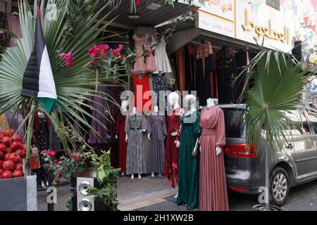 Westufer, Nablus, Palästina. Oktober 2021. Palästinenser feiern den Geburtstag des Propheten. Palästinenser schmücken die Straßen der Altstadt von Nablus anlässlich des Geburtstages des Propheten. Muslime feiern den Geburtstag des Propheten jedes Jahr am zwölften von Rabi' al-Awwal, dem dritten Monat des islamischen Kalenders. Kredit: Nasser Ishtayeh/ZUMA Wire/Alamy Live Nachrichten Stockfoto