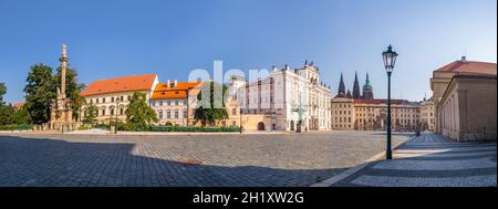 Hradcany-Platz in der Nähe der Prager Burg mit dem Erzbischöflichen Palast und der Marienpest-Säule, Prag, Tschechische Republik Stockfoto