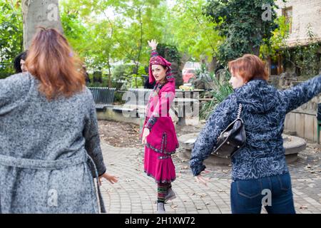 Tiflis/Georgien - 10/30/2016 : Georgische Frauen tanzen im Park Stockfoto