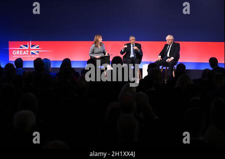 Premierminister Boris Johnson (rechts) tritt im Gespräch mit dem amerikanischen Geschäftsmann Bill Gates während des Global Investment Summit im Science Museum, London, auf die Bühne. Bilddatum: Dienstag, 19. Oktober 2021. Stockfoto