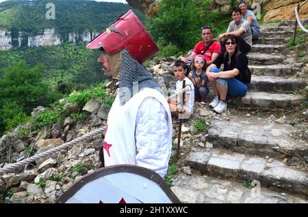 FRANKREICH. AVEYRON (12). IN DEN VORPOMMERN. GRANDES CAUSSES. TARN VALLEY. DAS DORF RIVIERE-SUR-TARN IST BEKANNT FÜR SEINE BURG PEYRELADE, EINE MAJESTÄTISCHE MITTELALTERLICHE BURG Stockfoto