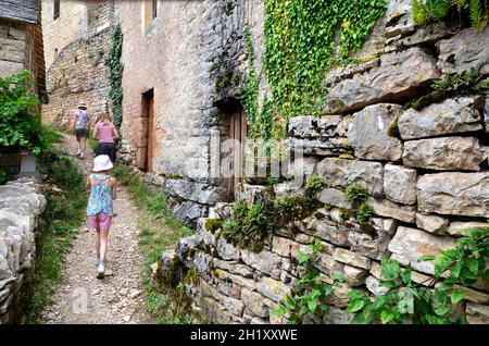 FRANKREICH. LOZERE (48). CAUSSE MEJEAN. FAMILIE BESUCHT DAS DORF HURES-LA-PARADE. Stockfoto