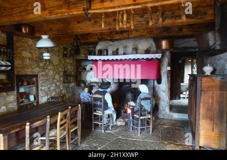 FRANKREICH. LOZERE (48). CAUSSE MEJEAN. DORF HYELZAS. DER BAUERNHOF CAUSSEMARDE REPRODUZIERT DEN TRADITIONELLEN LEBENSRAUM DER BAUERN DER CAUSSE MEJEAN U Stockfoto