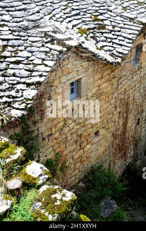 FRANKREICH. LOZERE (48). CAUSSE MEJEAN. STEINHAUS DES DORFES HURES-LA-PARADE. Stockfoto