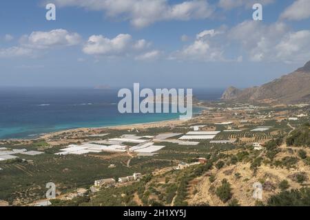 Bucht von Falassarna mit Gewächshäusern, Kreta, Griechenland Stockfoto