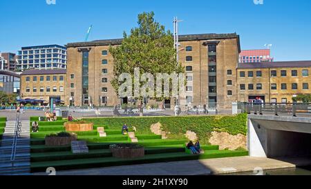 UAL University of the Arts Central St Martins Granary Square, Außengebäude und Astro-Rasentreppen in Kings Cross London N1 UK KATHY DEWITT Stockfoto