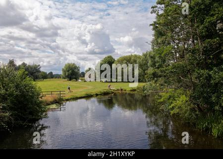 Blick von der Flatford Brücke auf den Fluss Stour und die Wiesen. Stockfoto