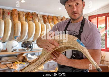 Der ehemalige Weltmeister Patxi Tambourindeguy repariert in seiner Pelota-Werkstatt in Bidart, Frankreich, eine große Chistera Stockfoto