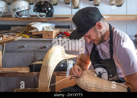 Der ehemalige Weltmeister Patxi Tambourindeguy repariert in seiner Pelota-Werkstatt in Bidart, Frankreich, eine große Chistera Stockfoto