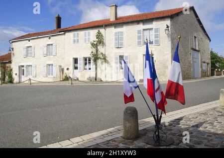 FRANKREICH. HAUTE-MARNE (52). COLOMBEY-LES-DEUX-EGLISES. FRANZÖSISCHE FLAGGEN MIT DEM KREUZ VON LOTHRINGEN IN DEN STRASSEN DES DORFES WÄHREND EINER GEDENKFEIER IN M Stockfoto