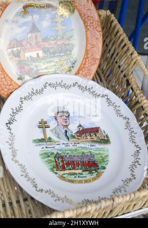 FRANKREICH. HAUTE-MARNE (52). COLOMBEY-LES-DEUX-EGLISES. GEDENKTAFELN VON GENERAL DE GAULLE IN EINEM SOUVENIRLADEN IM DORF Stockfoto