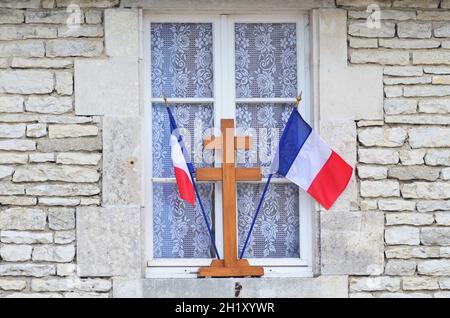 FRANKREICH. HAUTE-MARNE (52). COLOMBEY-LES-DEUX-EGLISES. FRANCH FAHNEN UND KREUZ VON LOTHRINGEN AN EINEM FENSTER EINES HAUSES DES DORFES WÄHREND EINER GEDENKFEIER F Stockfoto