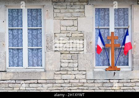 FRANKREICH. HAUTE-MARNE (52). COLOMBEY-LES-DEUX-EGLISES. FRANCH FAHNEN UND KREUZ VON LOTHRINGEN AN EINEM FENSTER EINES HAUSES DES DORFES WÄHREND EINER GEDENKFEIER F Stockfoto