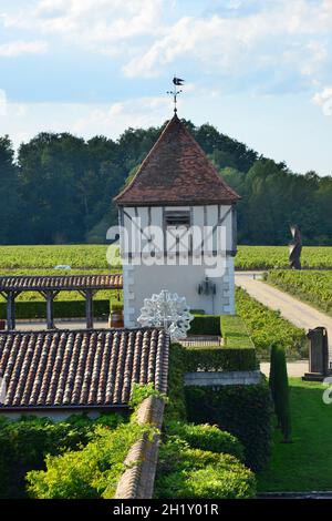 GIRONDE (33). BORDEAUX. MARTILLAC. GRÄBER. PESSAC-LEOGNAN. DAS CHATEAU SMITH HAUT-LAFITTEIS IST BEKANNT FÜR SEINE WEINE, ABER AUCH FÜR DIE KUNSTSAMMLUNG VON FLO Stockfoto