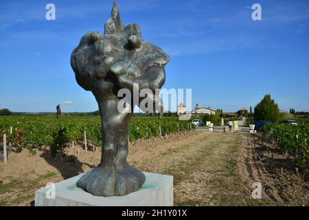 GIRONDE (33). BORDEAUX. MARTILLAC. GRÄBER. PESSAC-LEOGNAN. DAS CHATEAU SMITH HAUT-LAFITTEIS IST BEKANNT FÜR SEINE WEINE, ABER AUCH FÜR DIE KUNSTSAMMLUNG VON FLO Stockfoto