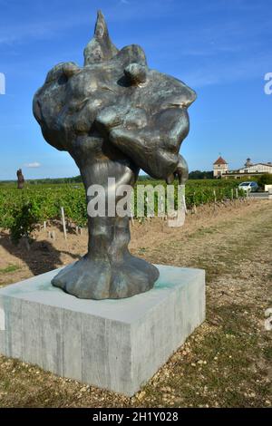 GIRONDE (33). BORDEAUX. MARTILLAC. GRÄBER. PESSAC-LEOGNAN. DAS CHATEAU SMITH HAUT-LAFITTE IST BEKANNT FÜR SEINE WEINE, ABER AUCH FÜR DIE KUNSTSAMMLUNG. HIER Stockfoto