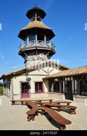 GIRONDE (33). BORDEAUX. MARTILLAC. GRÄBER. PESSAC-LEOGNAN. DAS CHATEAU SMITH HAUT-LAFITTEIS IST BEKANNT FÜR SEINE WEINE, ABER AUCH FÜR DIE KUNSTSAMMLUNG VON FLO Stockfoto