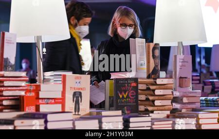 19. Oktober 2021, Hessen, Frankfurt/Main: Zwei Frauen stehen am Rande der Eröffnungspressekonferenz der Frankfurter Buchmesse an einem Buchtisch. Das diesjährige Gastland ist Kanada. Foto: Arne Dedert/dpa Stockfoto