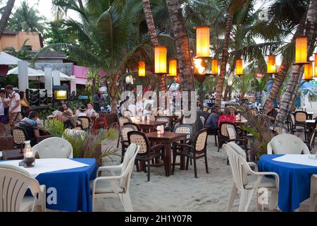 Cafés im Freien am Strand in Cabarete. Stockfoto