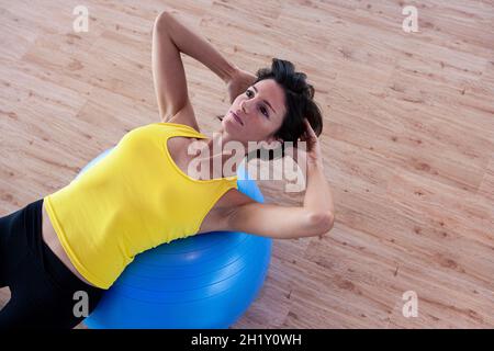 Gesunde junge Frau, die in einem Fitnessstudio arbeitet Stockfoto