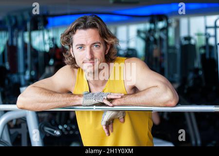 Mann, der eine Pause in einem Kraftraum im Fitnessstudio einnahm Stockfoto