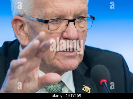 Stuttgart, Deutschland. Oktober 2021. Winfried Kretschmann (Bündnis 90/die Grünen), Ministerpräsident von Baden-Württemberg, spricht auf einer Regierungspressekonferenz im landtag. Eines der Themen ist das Kompetenzzentrum Wohnen BW - Prämienkatalog für Kommunen. Quelle: Bernd Weißbrod/dpa/Alamy Live News Stockfoto